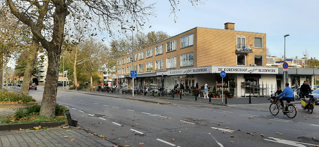 903705 Gezicht op het buurtwinkelcentrum aan de Jan van Galenstraat te Utrecht, met rechts de ingang van de Huizingalaan.